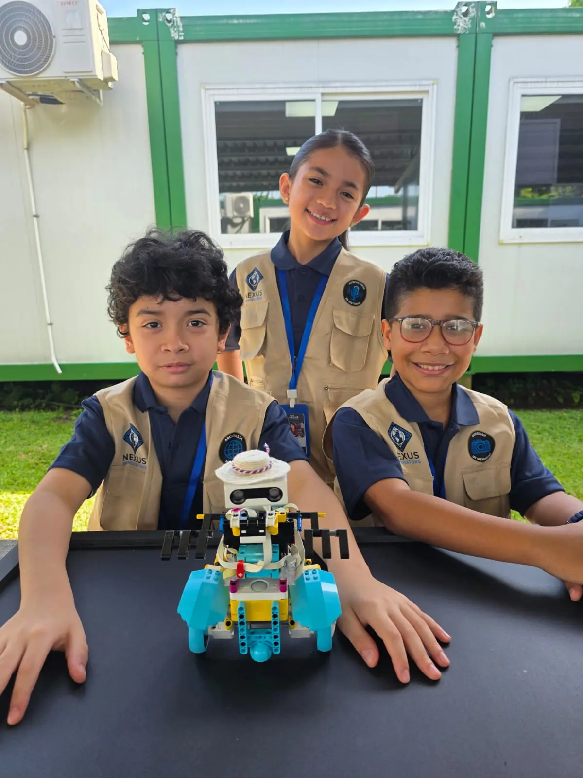 Los tres integrantes de Nexus Innovators junto a TimeBridge AI